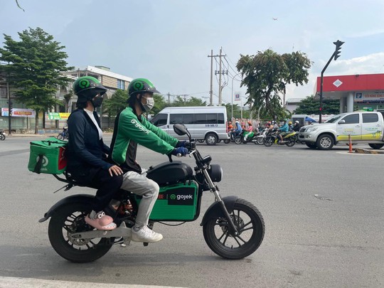 Tài xế Gojek hào hứng dùng xe điện ‘made in Việt Nam’ phục vụ khách hàng - Ảnh 3. Tài xế Gojek hào hứng dùng xe điện ‘made in Việt Nam’ phục vụ khách hàng - Ảnh 3.