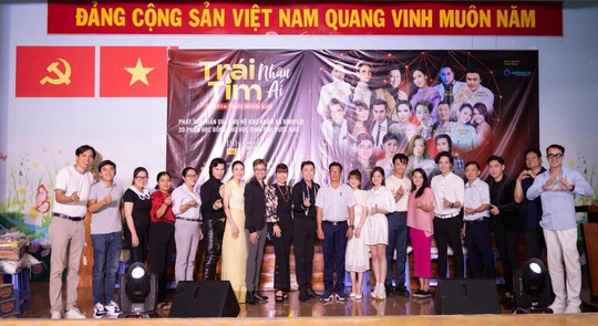 Trao quà và học bổng cho bà con, học sinh nghèo xã Bình Lợi