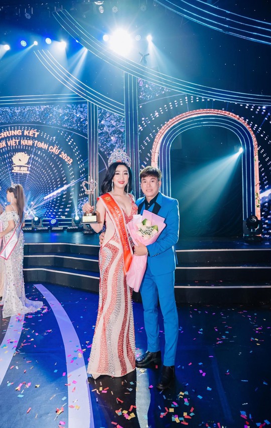 NTK Tommy Nguyễn trao giải cho Hoa hậu thiện nguyện Nguyễn Thị Kim Phượng - Ảnh 4.