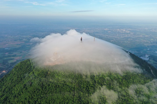 Săn “mây đĩa bay” trên đỉnh núi Bà – “hot trend” tại Tây Ninh - Ảnh 1.