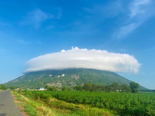 Săn “mây đĩa bay” trên đỉnh núi Bà – “hot trend” tại Tây Ninh - Ảnh 2.