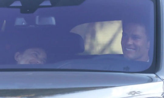 Rộ tin siêu mẫu Irina Shayk hẹn hò cùng Tom Brady - Ảnh 1.