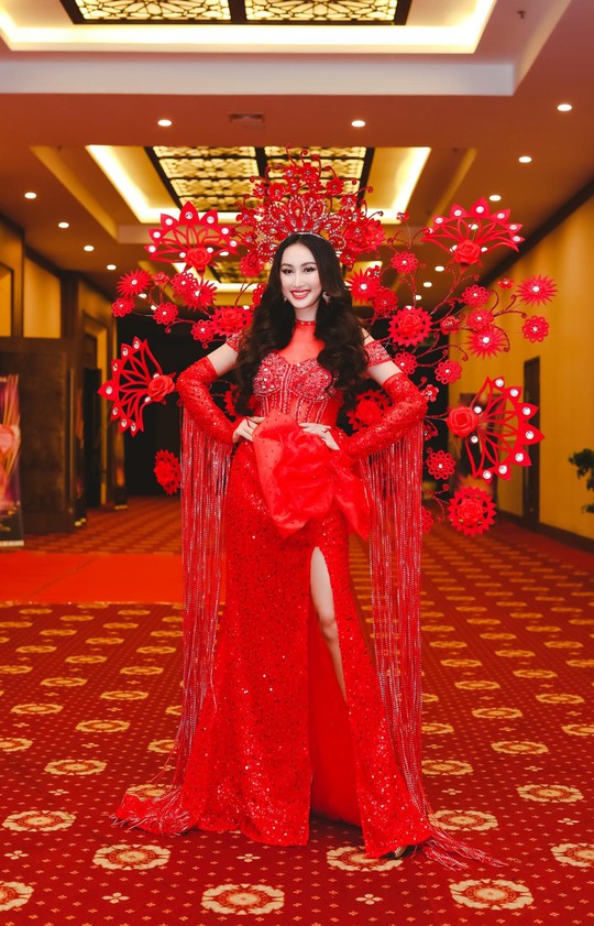 Hoa hậu Đoàn Hồng Trang diện dạ hội biểu tượng sắc đẹp của Tommy Nguyễn - Ảnh 4.