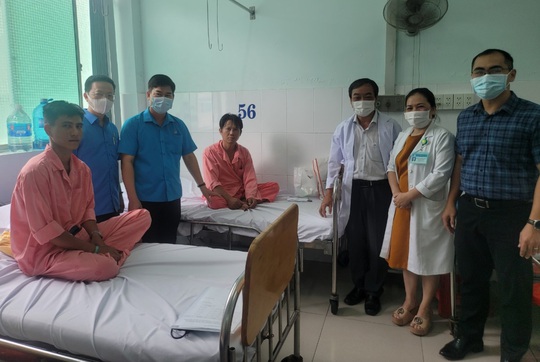 Hỗ trợ gia đình 5 công nhân thoát nước gặp nạn khi làm việc - Ảnh 1.