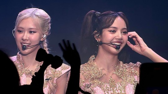 Blackpink nhảy “See tình” của Hoàng Thùy Linh tại Mỹ Đình - Ảnh 1.