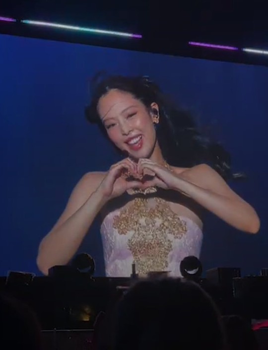 Blackpink nhảy “See tình” của Hoàng Thùy Linh tại Mỹ Đình - Ảnh 2.
