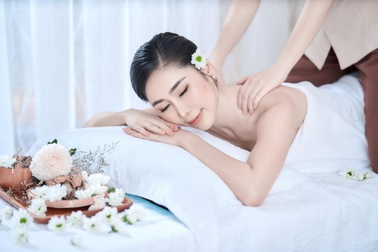Hoa hậu Trịnh Thanh Hồng làm đẹp tại spa Sắc Nhuận Khang - Ảnh 1.
