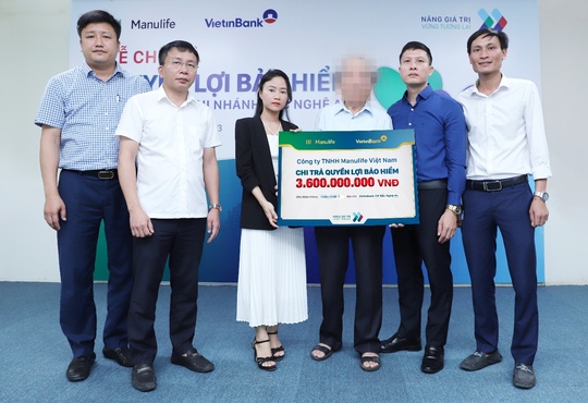 Manulife Việt Nam chi trả 3,6 tỉ đồng quyền lợi bảo hiểm cho khách hàng ở Nghệ An - Ảnh 1.