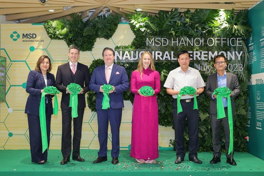 Thứ trưởng Bộ Y tế và Đại sứ Mỹ cắt băng khai trương văn phòng mới của MSD tại Hà Nội - Ảnh 1. Thứ trưởng Bộ Y tế và Đại sứ Mỹ cắt băng khai trương văn phòng mới của MSD tại Hà Nội - Ảnh 1.