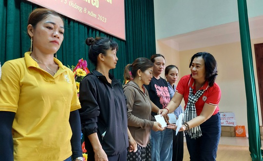 Trao cờ Tổ quốc, tặng nhiều suất quà tại huyện đảo Cồn Cỏ - Ảnh 5.