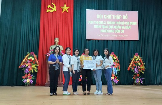 Trao cờ Tổ quốc, tặng nhiều suất quà tại huyện đảo Cồn Cỏ - Ảnh 8.