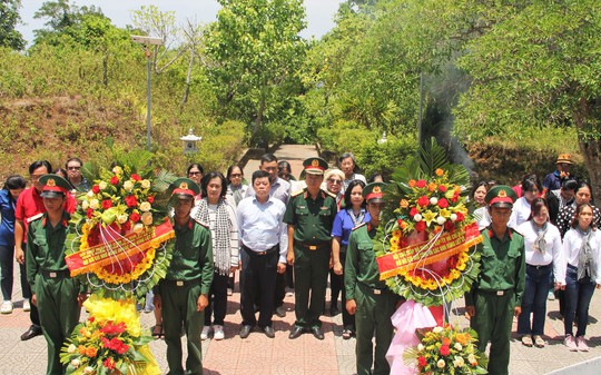 Trao cờ Tổ quốc, tặng nhiều suất quà tại huyện đảo Cồn Cỏ - Ảnh 1.