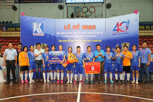 Bế mạc Giải bóng đá mini nam nữ truyền thống và Cup 40+ Khatoco - Ảnh 5.
