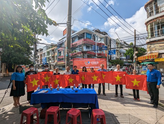 Rực rỡ Đường cờ Tổ quốc tại quận 11 - Ảnh 11.