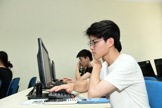 Điểm chuẩn ĐH không cao hơn năm trước? - Ảnh 1.