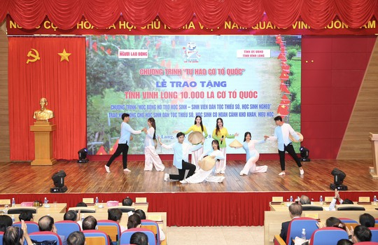Trao 10.000 lá cờ Tổ quốc và 100 suất kinh phí hỗ trợ học tập tại vùng đất học Vĩnh Long - Ảnh 15.