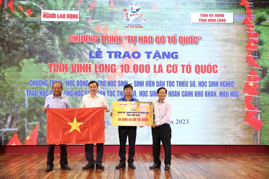 Trao 10.000 lá cờ Tổ quốc và 100 suất kinh phí hỗ trợ học tập tại vùng đất học Vĩnh Long - Ảnh 2.
