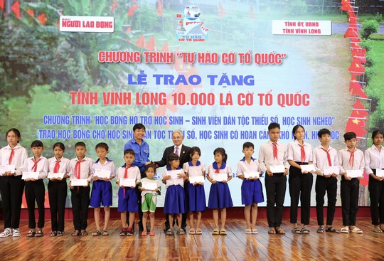 Trao 10.000 lá cờ Tổ quốc và 100 suất kinh phí hỗ trợ học tập tại vùng đất học Vĩnh Long - Ảnh 10.