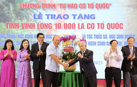 Trao 10.000 lá cờ Tổ quốc và 100 suất kinh phí hỗ trợ học tập tại vùng đất học Vĩnh Long - Ảnh 14.
