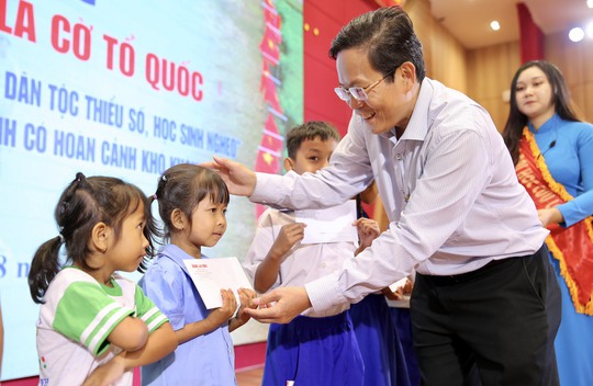 Trao 10.000 lá cờ Tổ quốc và 100 suất kinh phí hỗ trợ học tập tại vùng đất học Vĩnh Long - Ảnh 7.