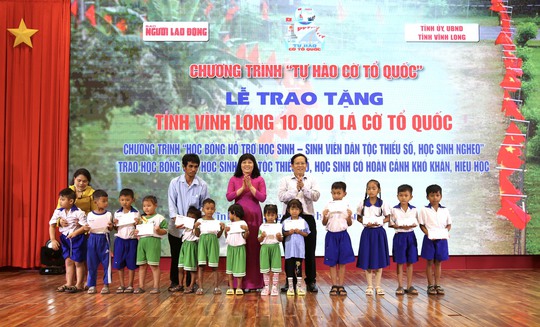 Trao 10.000 lá cờ Tổ quốc và 100 suất kinh phí hỗ trợ học tập tại vùng đất học Vĩnh Long - Ảnh 9.