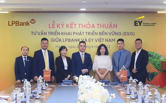 LPBank ký kết thỏa thuận với EY Việt Nam xây dựng lộ trình phát triển bền vững - Ảnh 1.