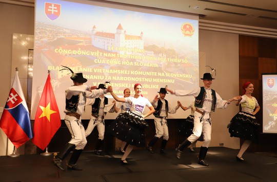 Người Việt được công nhận là dân tộc thiểu số Slovakia - Ảnh 1.