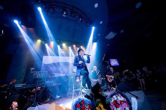 Ca sĩ Gia Huy hát “cực sung” trong tiệc sinh nhật - Ảnh 1.