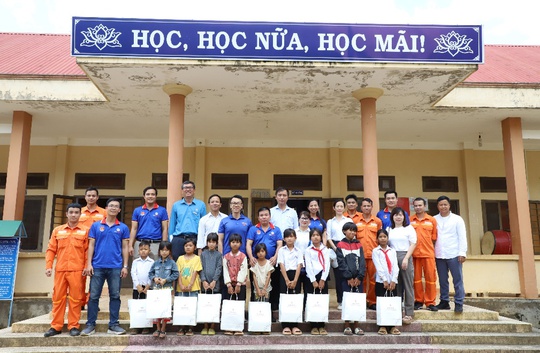 Nhiều hoạt động trao gửi yêu thương đến với học sinh tại tỉnh Đắk Lắk và Đắk Nông - Ảnh 1.