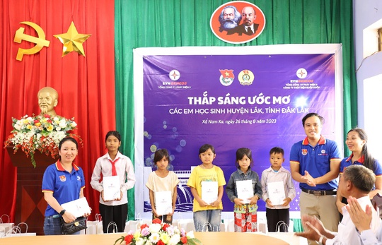 Nhiều hoạt động trao gửi yêu thương đến với học sinh tại tỉnh Đắk Lắk và Đắk Nông - Ảnh 3.