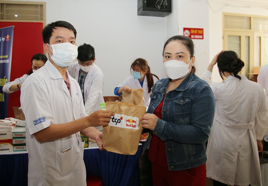 Hơn 3.000 công nhân tại TP HCM được thăm khám sức khỏe miễn phí - Ảnh 1.