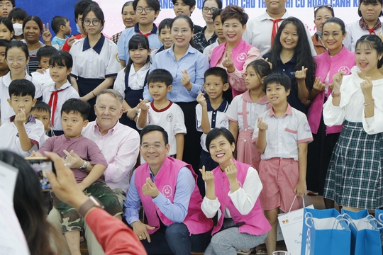 Nu Skin Việt Nam tặng 200 suất học bổng và quà tặng cho trẻ em - Ảnh 1.