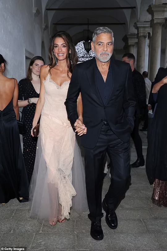 Tài tử George Clooney bám vợ không rời tại Venice - Ảnh 7.