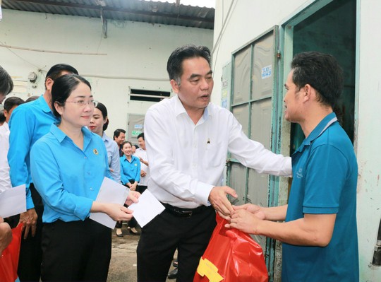 Bình Dương: Hơn 2.296 tỉ đồng chăm lo, hỗ trợ đoàn viên - lao động - Ảnh 1.