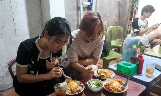 Quán xôi Hà Nội nổi tiếng với món thịt má đào - Ảnh 8.