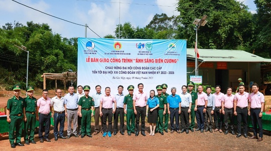 C.P. Việt Nam bàn giao công trình “Ánh sáng biên cương” năm 2023 cho Đồn Biên phòng Đăk Ơ - Ảnh 3.