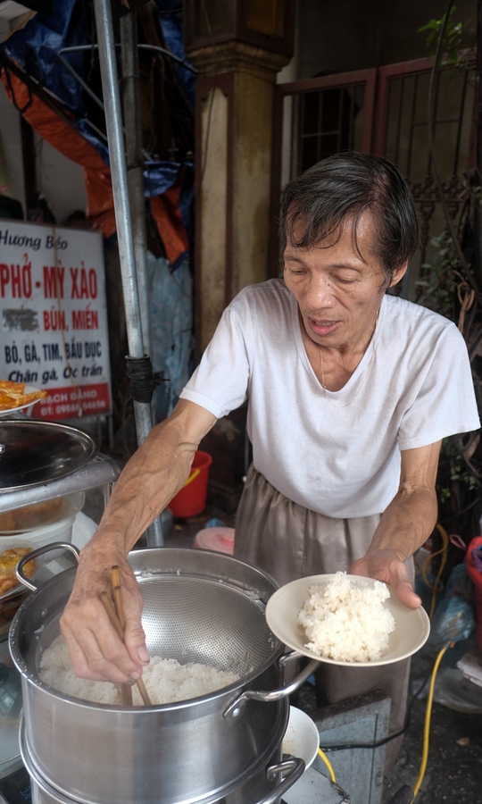 Quán xôi Hà Nội nổi tiếng với món thịt má đào - Ảnh 3.