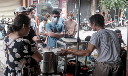 Quán xôi Hà Nội nổi tiếng với món thịt má đào - Ảnh 1.