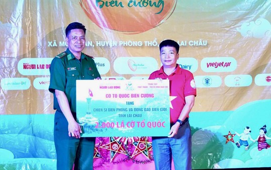Hàng ngàn lá cờ Tổ quốc đến với người dân vùng biên giới tỉnh Lai Châu - Ảnh 1.