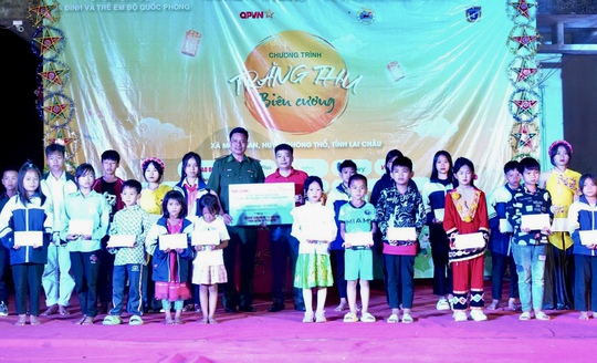 Hàng ngàn lá cờ Tổ quốc đến với người dân vùng biên giới tỉnh Lai Châu - Ảnh 3.