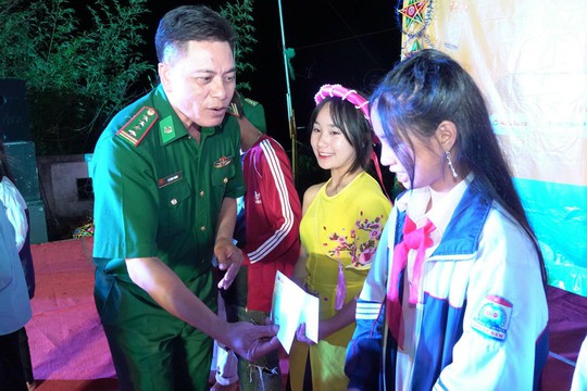 Hàng ngàn lá cờ Tổ quốc đến với người dân vùng biên giới tỉnh Lai Châu - Ảnh 4.