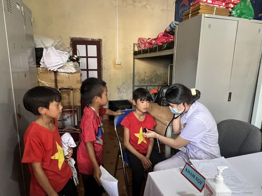 Hàng ngàn lá cờ Tổ quốc đến với người dân vùng biên giới tỉnh Lai Châu - Ảnh 7.