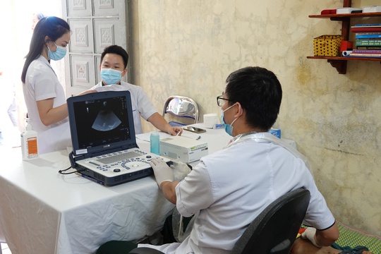 Hàng ngàn lá cờ Tổ quốc đến với người dân vùng biên giới tỉnh Lai Châu - Ảnh 8.