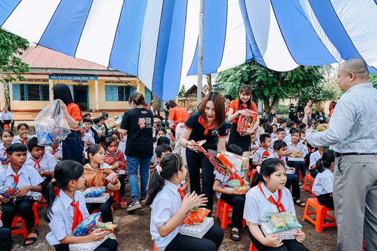 Home Credit thắp sáng ước mơ tới trường cho các em học sinh tại Buôn Hồ, Đắk Lắk - Ảnh 1.