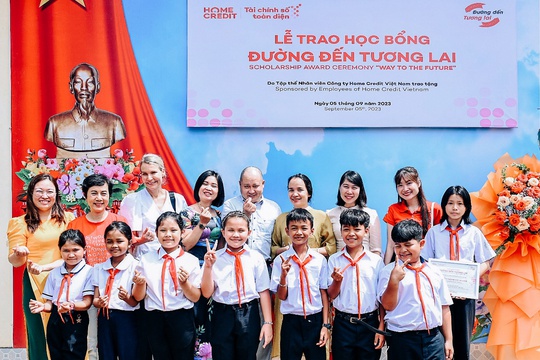 Home Credit thắp sáng ước mơ tới trường cho các em học sinh tại Buôn Hồ, Đắk Lắk - Ảnh 2.