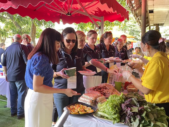 Đoàn nông dân Úc trải nghiệm bánh Việt Nam từ lúa mì do chính họ trồng ra - Ảnh 2.