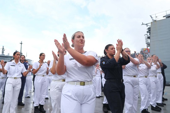 Thủy thủ New Zealand nhảy điệu Haka khi đến thăm TP HCM - Ảnh 6.