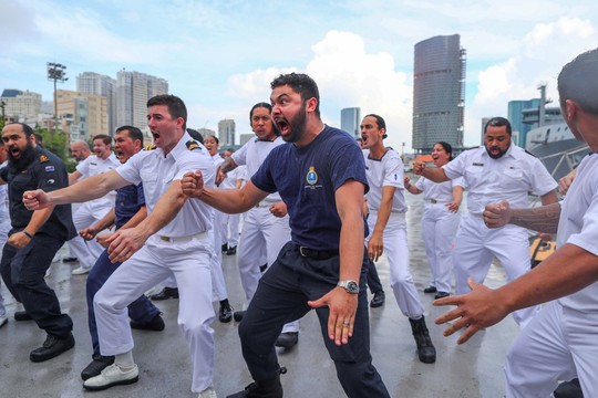 Thủy thủ New Zealand nhảy điệu Haka khi đến thăm TP HCM - Ảnh 7.
