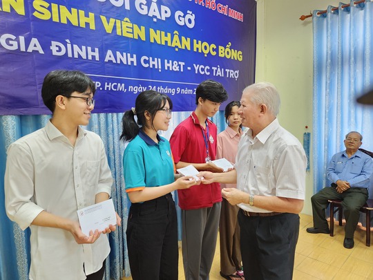 Gia đình anh chị H&T – YCC tài trợ học bổng cho sinh viên nghèo, học giỏi - Ảnh 1.