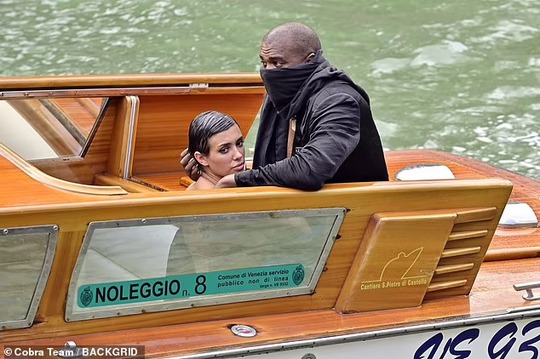 Mặc lố lăng, vợ chồng Kanye West liên tục gặp rắc rối - Ảnh 4.